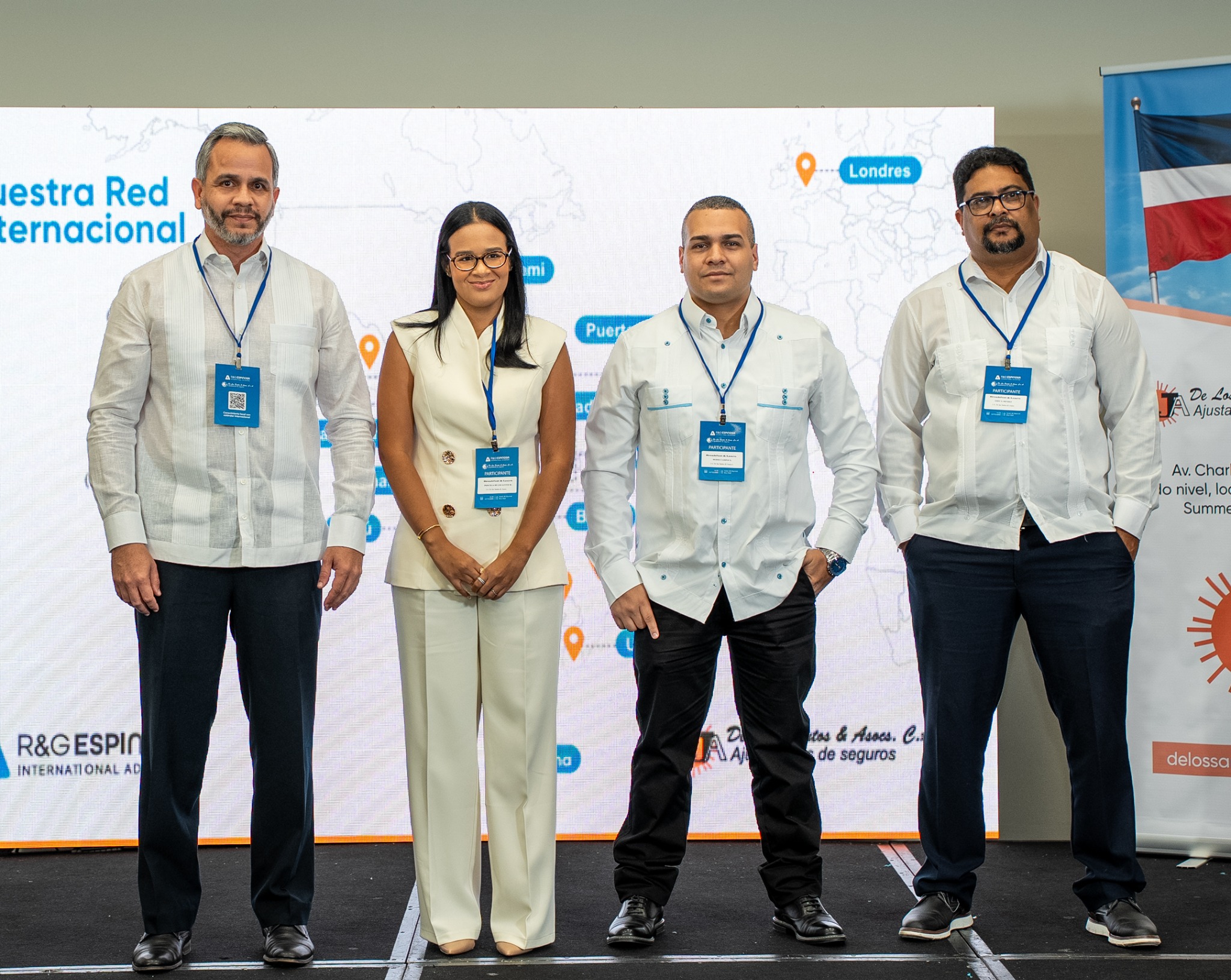 Equipo profesional, de izquierda a derecha: Melvin Olivares, Priscilla De Los Santos, Moisés Campos y Eddy Méndez